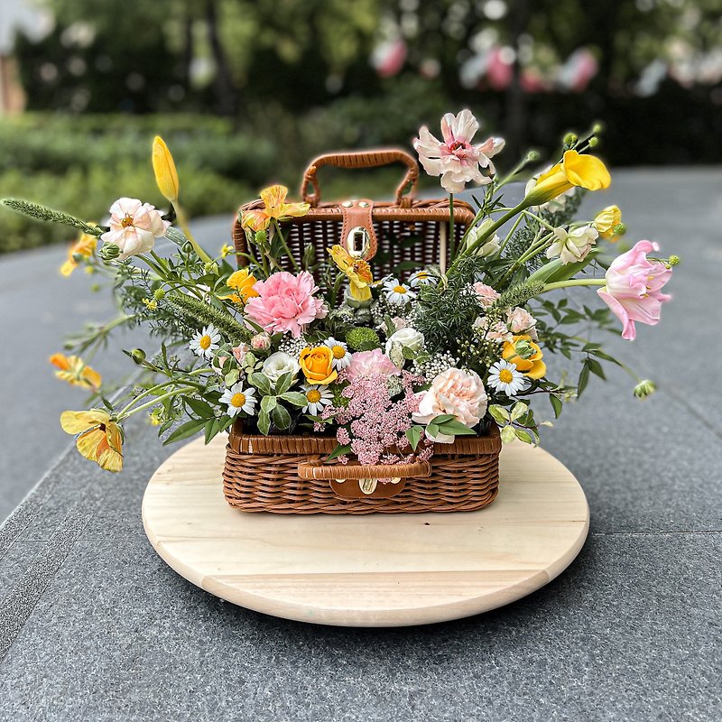Floral Butterfly Dance | Graduation Bouquet with Flower Basket - จัดดอกไม้/ต้นไม้ - พืช/ดอกไม้ สึชมพู
