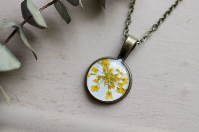 Ammi majus (Yellow, BG-White) – Necklace 14 mm. - สร้อยคอ - พืช/ดอกไม้ สีเหลือง