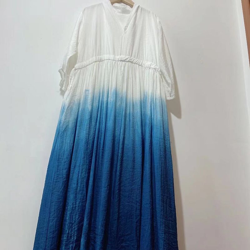 森織海選/扎染漸層七分袖洋裝/草木藍染 - 連身裙 - 棉．麻 藍色