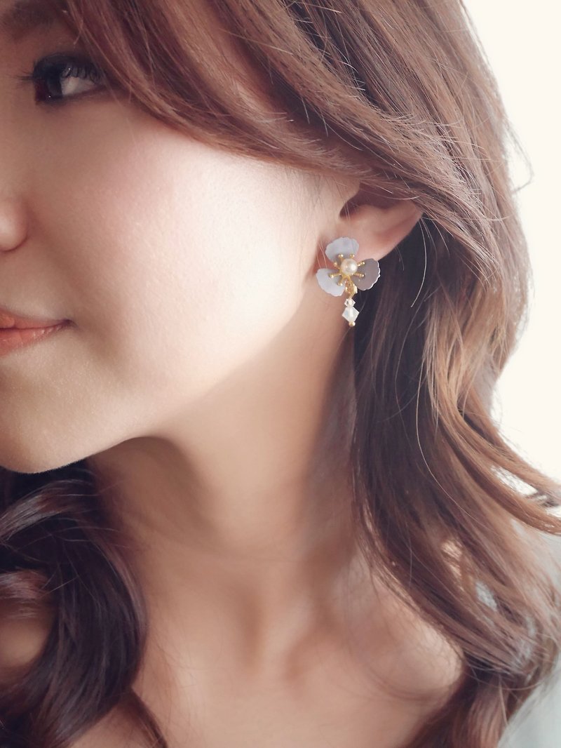 Swarovski Romantic Fragrance Pearl Flower Earrings - ต่างหู - วัสดุอื่นๆ 