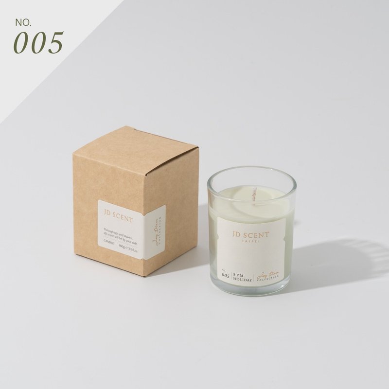 8 PM Winter Holiday HOLIDAYS Scented Candle (Small) - เทียน/เชิงเทียน - น้ำมันหอม สีกากี