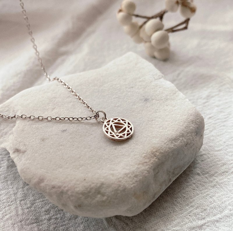 Small round plate sterling silver necklace/Versatile, simple and fashionable - สร้อยคอ - เงินแท้ สีเงิน