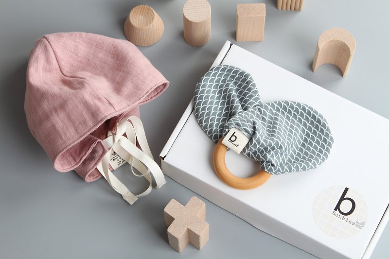 寶寶禮品盒 手工小帽子 蝴蝶結木圈圈牙膠玩具 彌月禮盒 - 滿月禮物 - 棉．麻 粉紅色