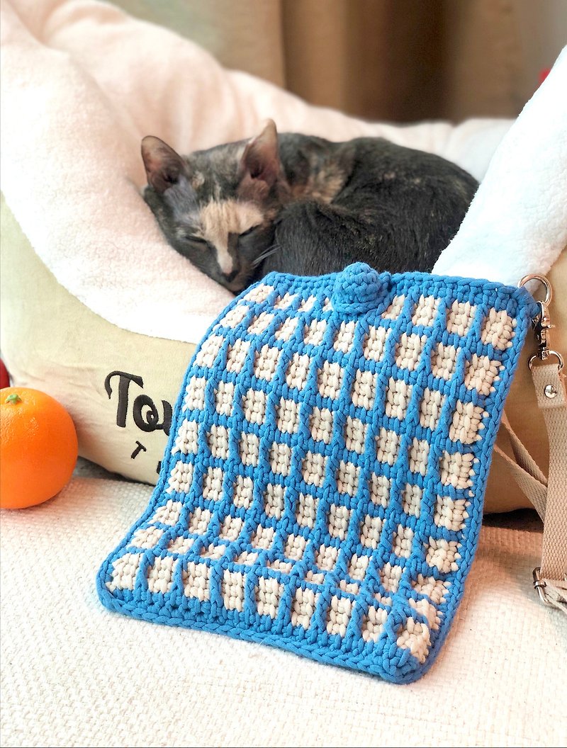 Crochet Dual Color Checkered Bag - กระเป๋าแมสเซนเจอร์ - ผ้าฝ้าย/ผ้าลินิน สีน้ำเงิน