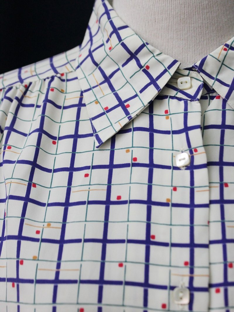 [RE0215T1774] Nippon sweet little lattice geometry milky white vintage blouse - เสื้อเชิ้ตผู้หญิง - เส้นใยสังเคราะห์ ขาว