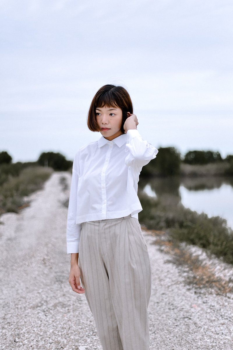 Mani Mina Summer White Crop Shirt Long Sleeve - เสื้อผู้หญิง - ผ้าฝ้าย/ผ้าลินิน 