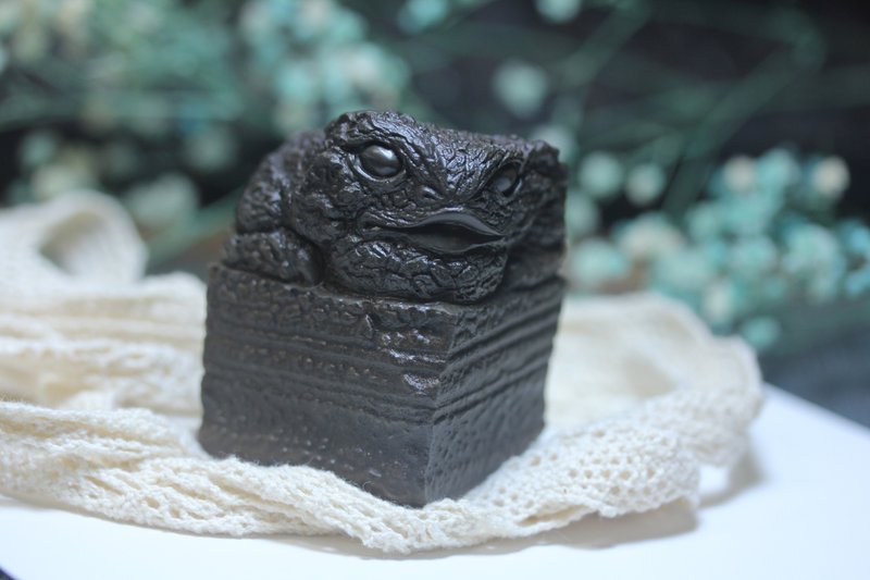 天然戈壁石 招財蛙印章   巧雕設計金蟾小擺件 玉乎原創手作 - 項鍊 - 石頭 咖啡色