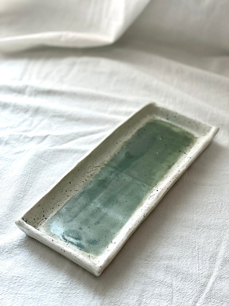 ดินเผา จานและถาด ขาว - Ceramic handmade | Green Rectangle Plate (handbuild)