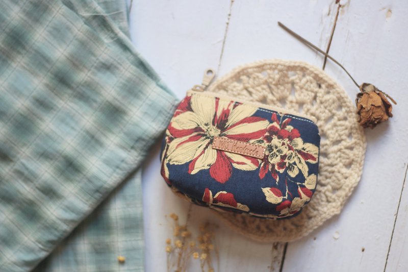 Hand-made three-layer coin purse. Indigo large flower - กระเป๋าใส่เหรียญ - ผ้าฝ้าย/ผ้าลินิน สีน้ำเงิน