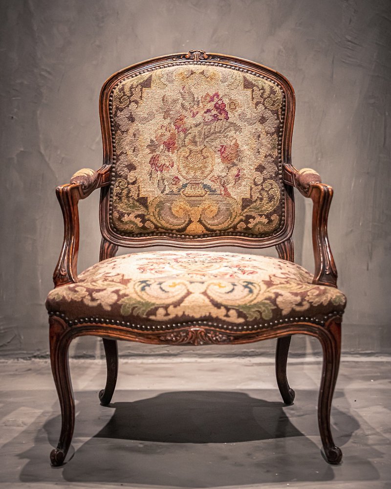 Antique・embroidered armchair - Chairs & Sofas - Wood 