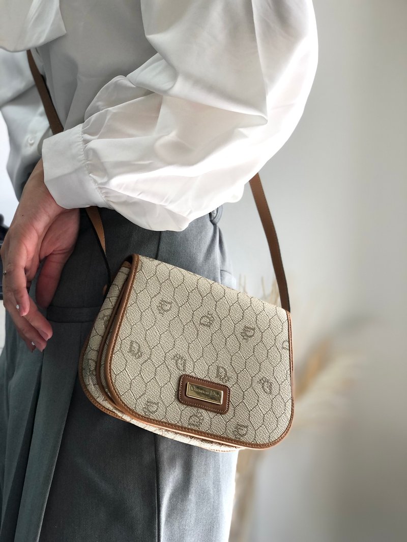【 日本直送　名牌中古包 】Christian Dior クリスチャン ディオール ハニカム柄 ショルダーバッグ ベージュ ロゴ PVC レザー tumbw8 - 側背包/斜背包 - 真皮 咖啡色