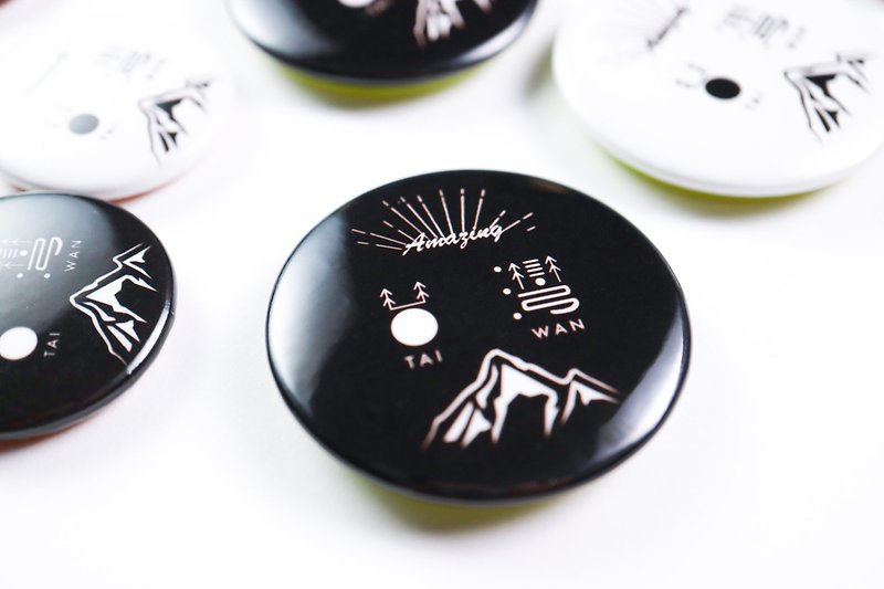 Deerhorn design / antlers badge Taiwan black white 3.2cm - เข็มกลัด/พิน - พลาสติก สีดำ