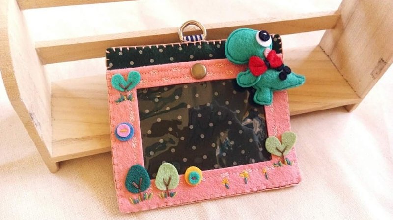 Identification card holder. Leisure card holder. Non-woven fabric ~ little dinosaur - ID & Badge Holders - Polyester Multicolor