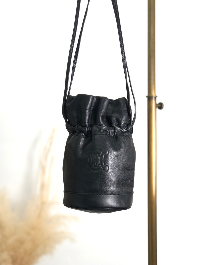 【 日本直送　名牌中古包 】CELINE セリーヌ ショルダーバッグ ブラック ブラゾン型押し レザー 巾着 vintage ヴィンテージ nsndxm - 側背包/斜背包 - 真皮 黑色