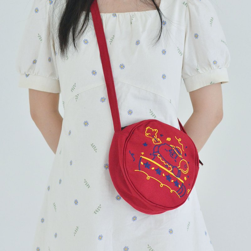 布嵐的販賣部/刺繡圓包/乘著茶杯去旅行 - 側背包/斜背包 - 其他材質 紅色