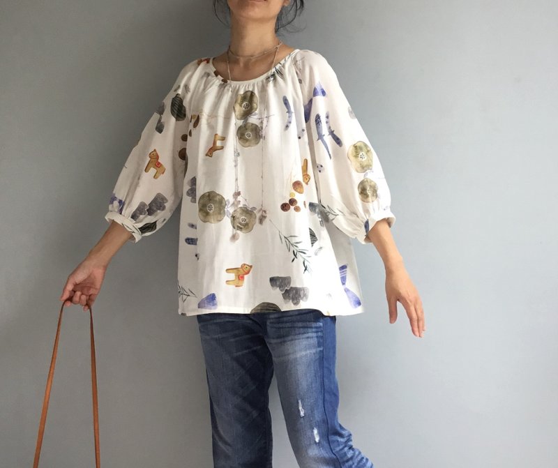 旋轉木馬/設計師印花布/小馬之歌/純棉雙層棉紗澎澎袖圓領上衣 - 女上衣/長袖上衣 - 棉．麻 