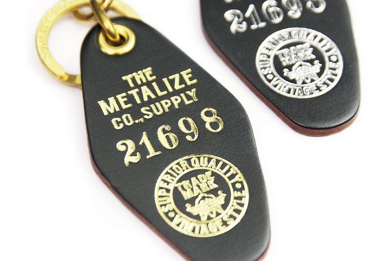【METALIZE】復古燙金皮革飯店牌(掛勾款) - 鑰匙圈/鑰匙包 - 真皮 