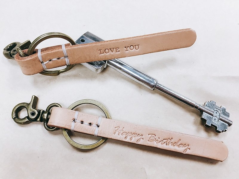 客製化手縫植物鞣牛皮傳情鑰匙圈-原皮色(一組兩入) - 鑰匙圈/鑰匙包 - 真皮 
