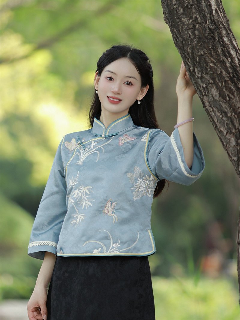 Blue butterfly embroidery autumn and winter tops New Chinese style stand-up collar slanted lapel fake two-piece Hanfu tea dress - กี่เพ้า - เส้นใยสังเคราะห์ สีน้ำเงิน