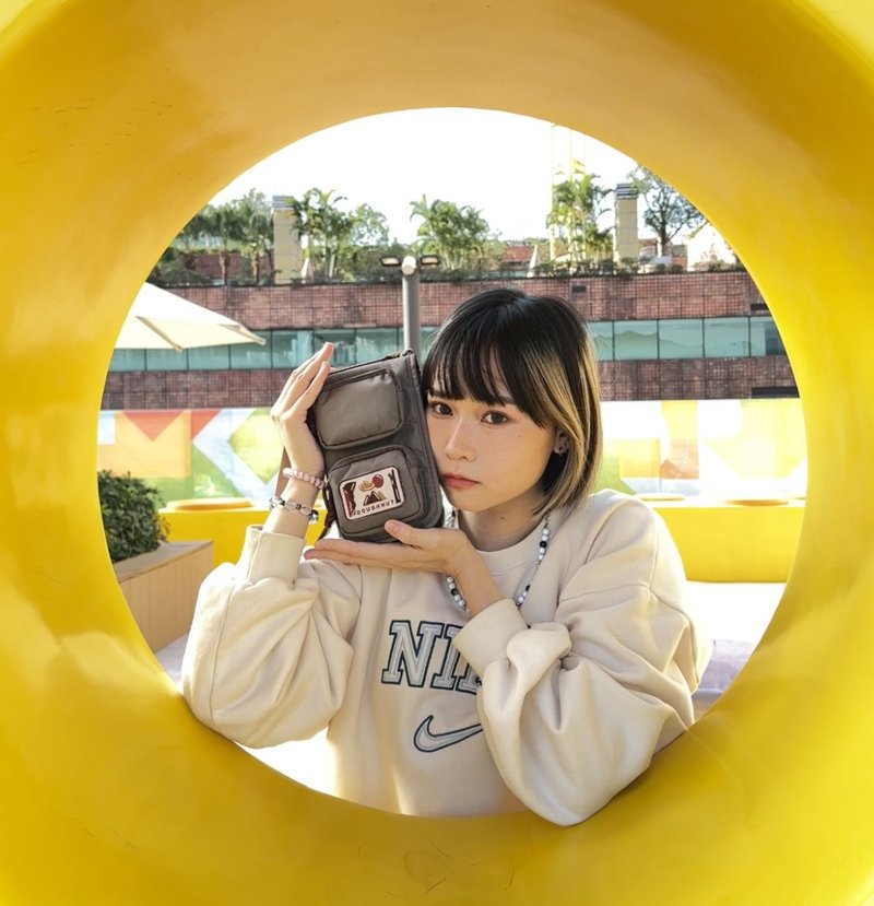 【DOUGHNUT】6.5吋 防潑水 斜背小包 DUO 小廢包 穿搭-灰色 DW - 側背包/斜背包 - 環保材質 灰色