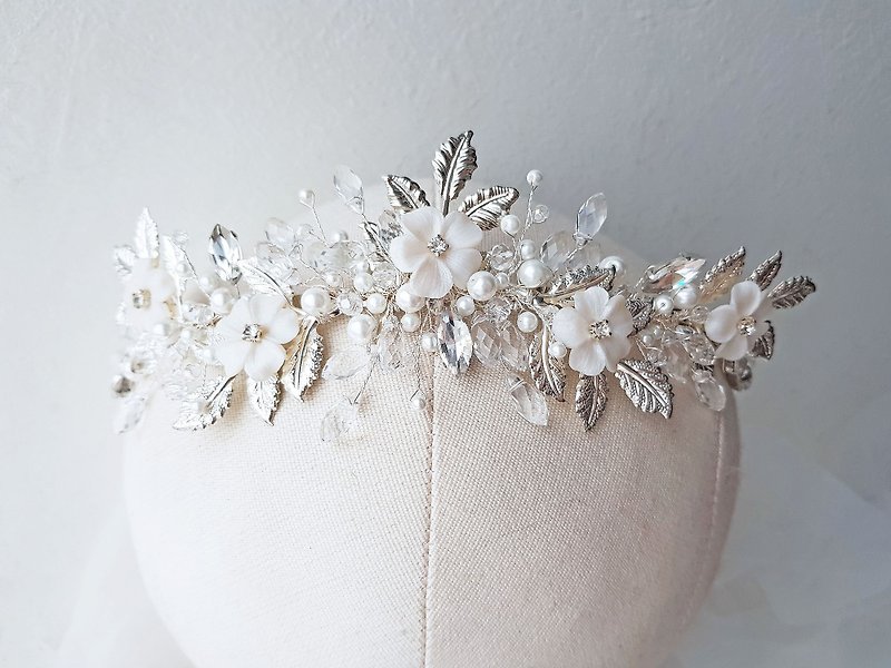 Bridal hair piece pearl flower , bridal headband , Boho white flower crown - เครื่องประดับผม - วัสดุอื่นๆ ขาว