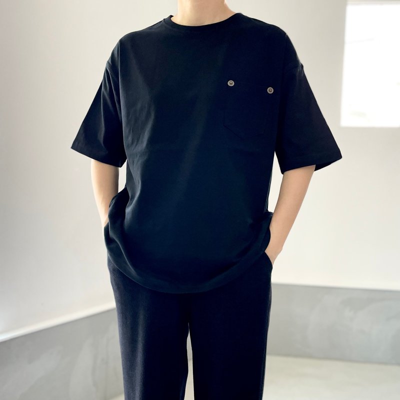 【ユニセックス】レザーパッチ&リベット付 ビッグシルエットTシャツ【ブラック】 - 女 T 恤 - 棉．麻 黑色