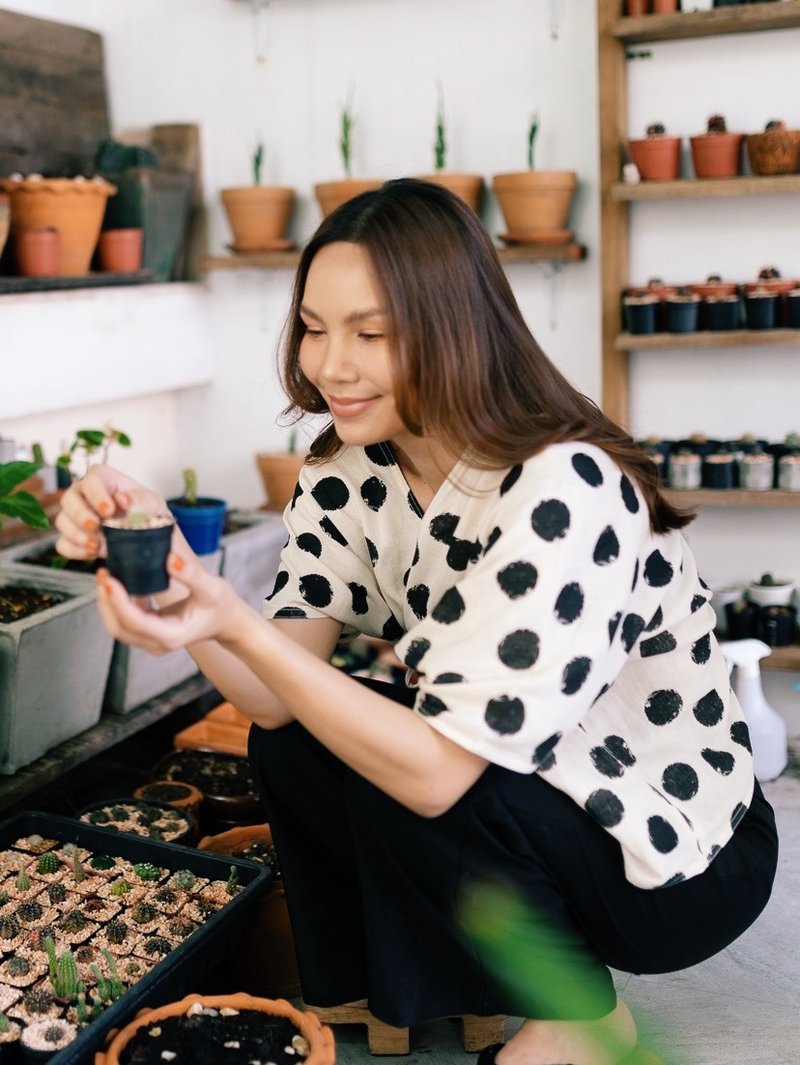 Caren : Asymmetric Polka Dot V-neck Cotton Wrapped Top - 女上衣/長袖上衣 - 棉．麻 白色