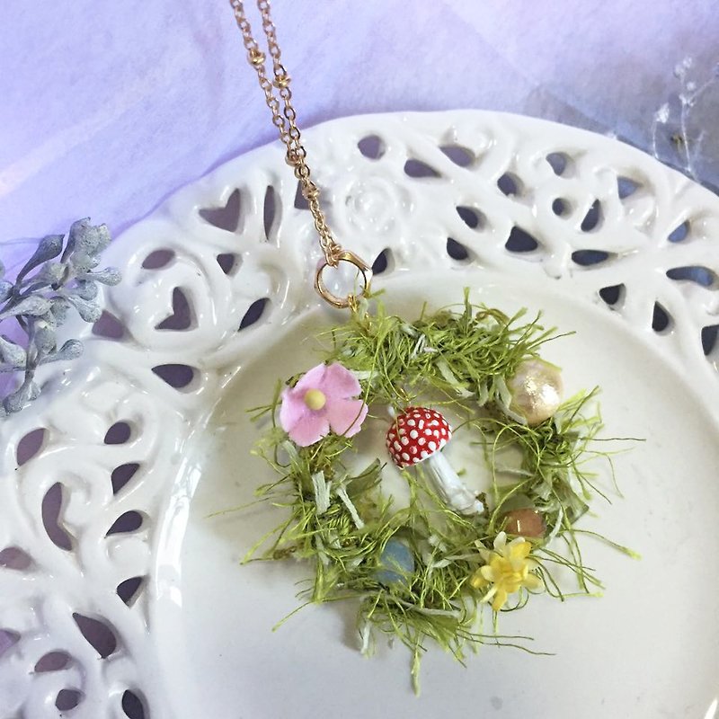 [Jt Corner] Four Seasons Wreath - Spring green wreath brooch dual red mushroom necklace [Christmas] [handmade] - Necklaces - Thread Green