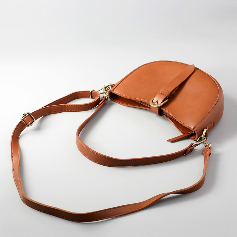 Roman Half Moon Bag - Caramel Brown Shoulder, Cross Back, Side Back Gift, Handmade Leather Vintage Leather - กระเป๋าแมสเซนเจอร์ - หนังเทียม สีนำ้ตาล