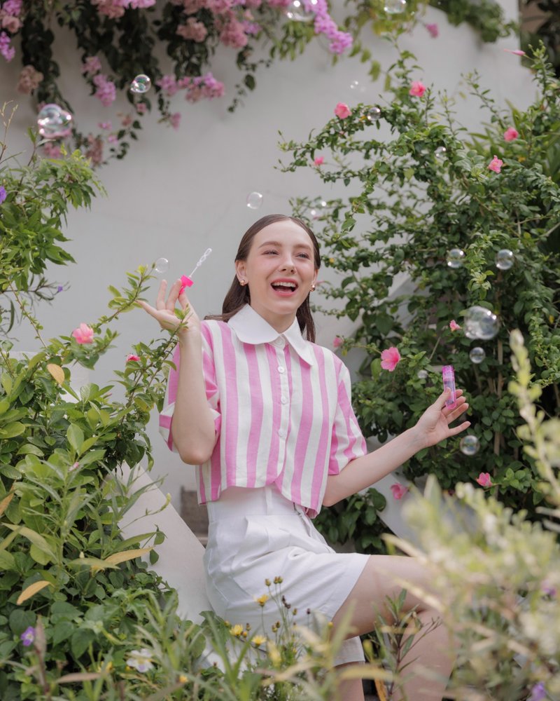 BIRUCHU SUNKISS LINEN CROP SHIRTS : Pink Stripes เสื้อเชิ้ตแขนสั้น 粉色棉亞短袖 - เสื้อเชิ้ตผู้หญิง - ลินิน สึชมพู