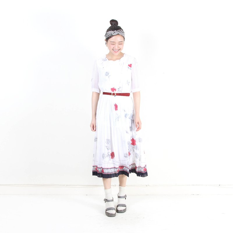 [Egg Plant Vintage] Snow Rose Print Short Sleeve Vintage Dress - ชุดเดรส - เส้นใยสังเคราะห์ ขาว
