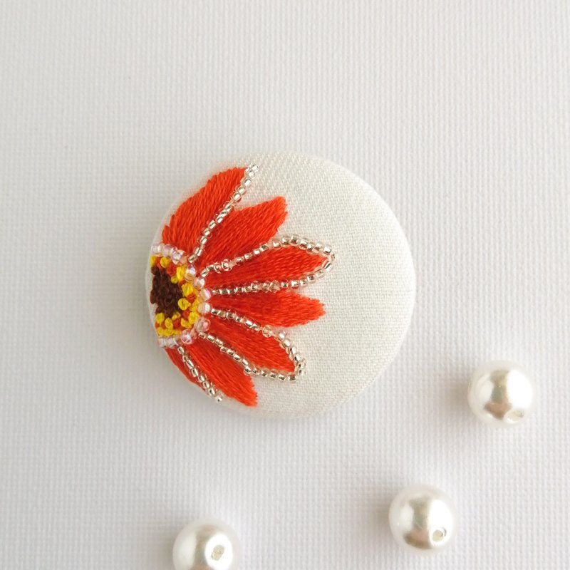 オレンジガーベラのビーズ刺繍ブローチ - 胸針 - 棉．麻 橘色