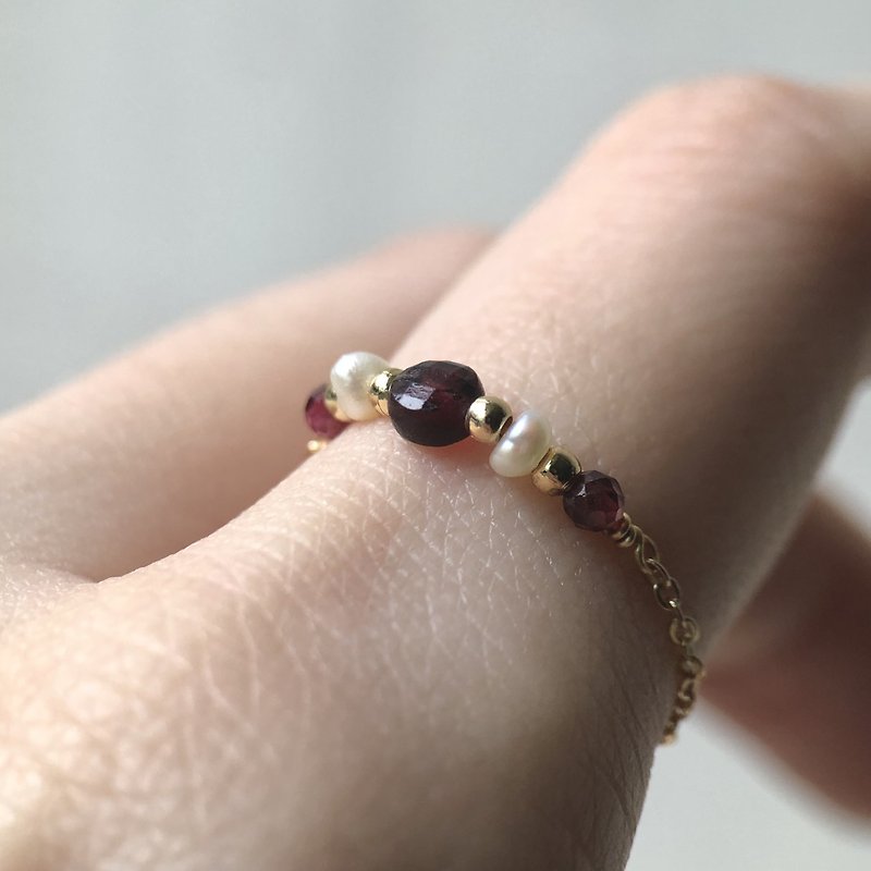 [January Stone] Rose smoke color | Stone pearl chain ring with adjustable length - แหวนทั่วไป - เครื่องเพชรพลอย สีแดง