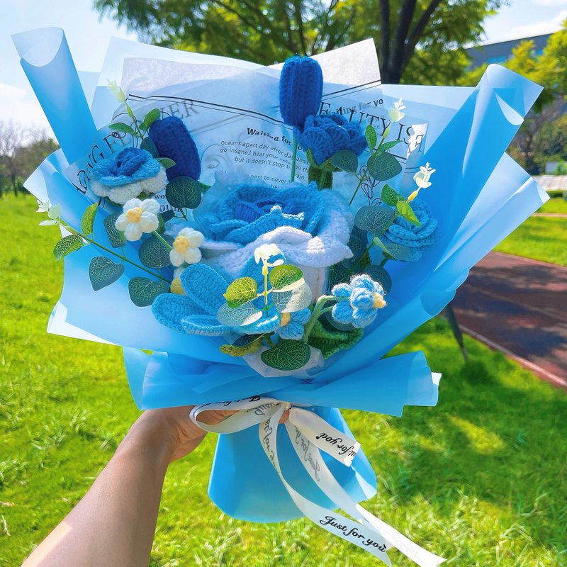 畢業禮物 畢業花束 客製化禮物2025藍色調手工鉤織花卉花束 - 擁 - 乾燥花/永生花 - 棉．麻 藍色