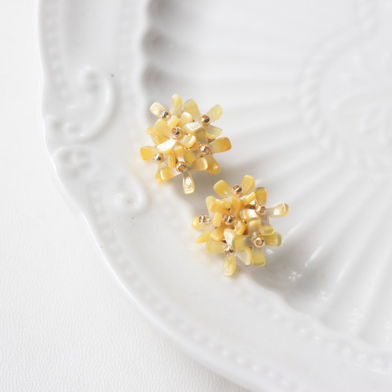 The everlasting osmanthus earrings, new Chinese style, can be changed into ear clips, 24 hours fast delivery - ต่างหู - เปลือกหอย สีเหลือง