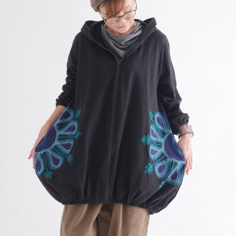 立体花刺繍が映える・ゆったりバルーンシルエット・ジップアップ・ふんわりコットン・フードパーカー・羽織り・ブラック・d-jk518 - 女大衣/外套 - 其他材質 黑色