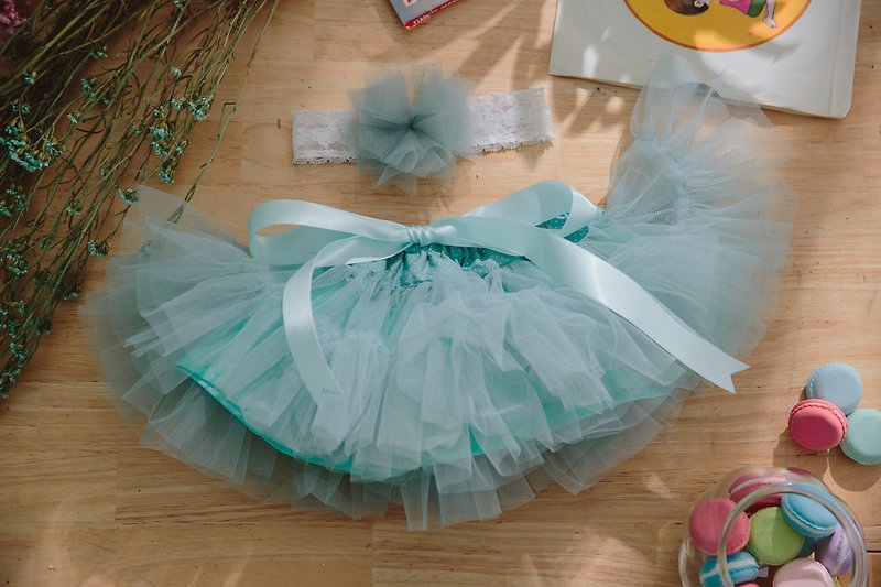 Newborn Gift Box - la petit Citron French Handmade Skirt Set (MIT) : Light Green Skirt + Headdress - อื่นๆ - เส้นใยสังเคราะห์ สีเขียว