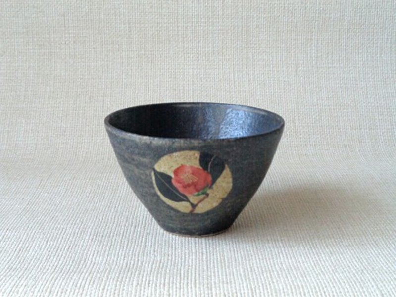 Bowl: Gold and silver painted red camellia c - ถ้วยชาม - ดินเผา สีดำ