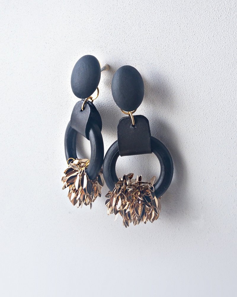 Galaxy 2way earrings /floating/ Interchangeable  oval - 耳環/耳夾/耳骨夾 - 木頭 黑色