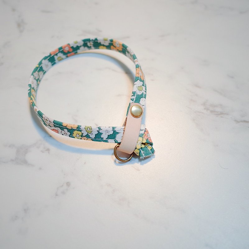 The cat collar is true, good and beautiful. Small green florals can be purchased with a tag and a bell - ปลอกคอ - ผ้าฝ้าย/ผ้าลินิน 