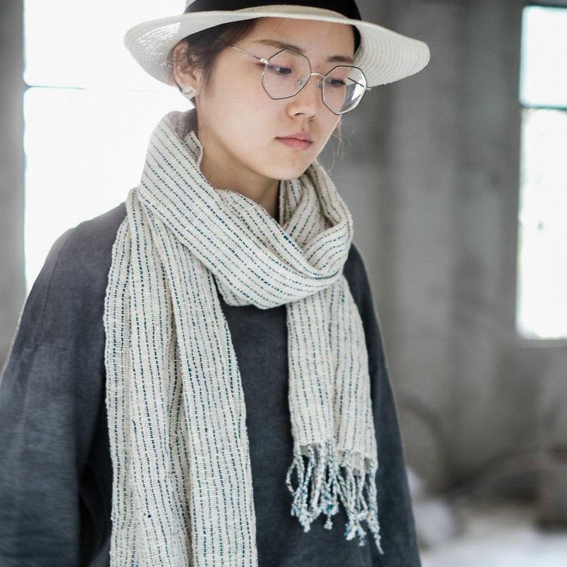 Cotton blue and white dotted line limited natural plant dyed hand-woven cloth scarf fringed shawl Nanshan Indigo - Knit Scarves & Wraps - Cotton & Hemp White