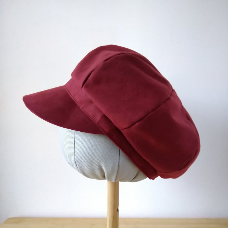 糸文 麂皮報童帽-聖誕紅 頭圍60cm - 帽子 - 其他人造纖維 紅色