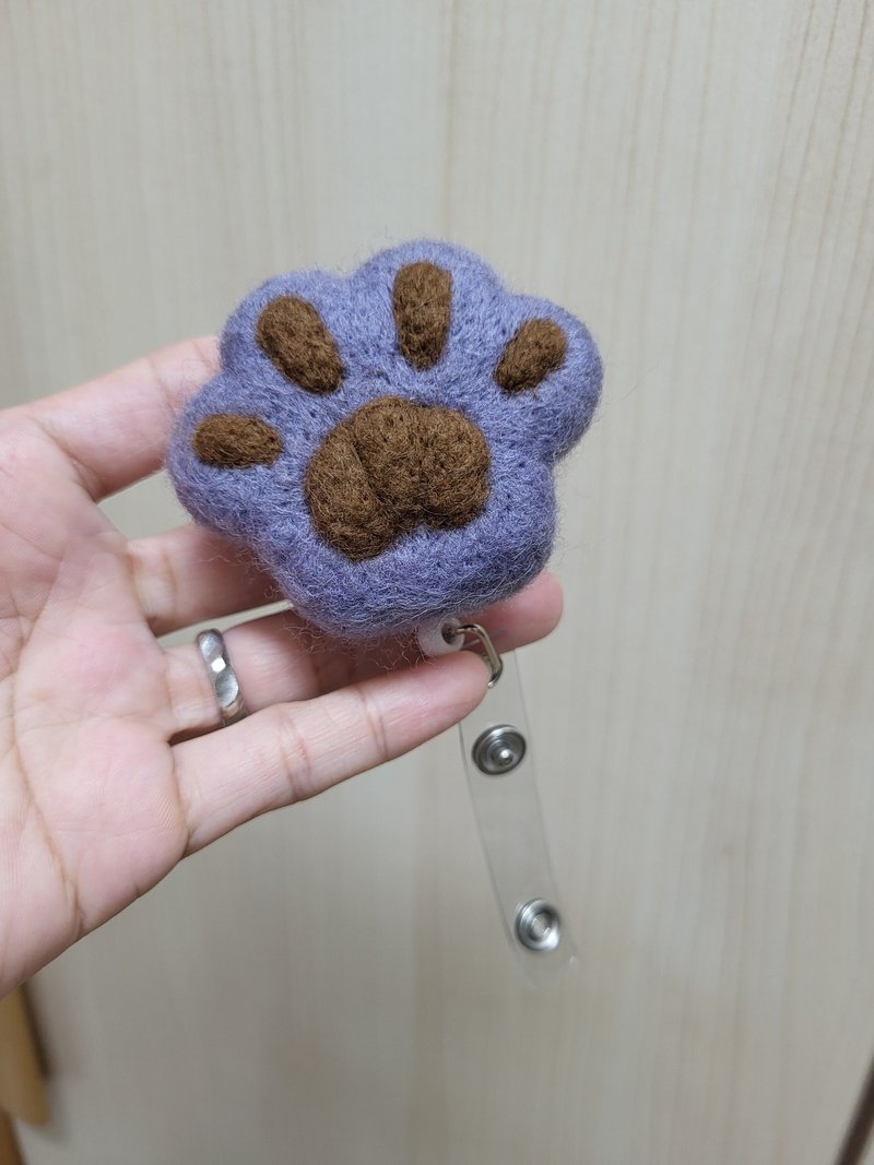 珮寧手作│貓掌羊毛氈-藍貓│伸縮扣.易拉扣.伸縮夾.護士夾 - 證件套/識別證套 - 羊毛 