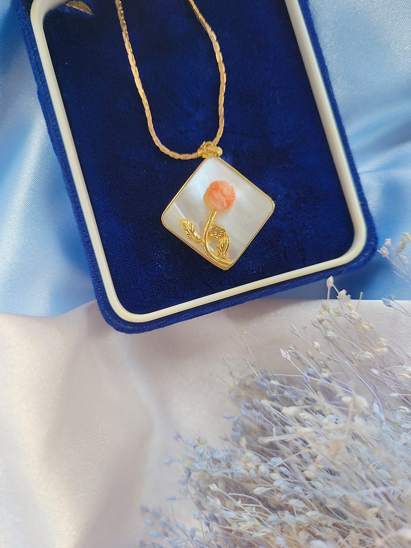 American Western Antique Jewelry / White Shell Square Pendant Coral Gold Rose Soft Serpentine Necklace / Vintage Jewelry - สร้อยคอ - วัสดุอื่นๆ 