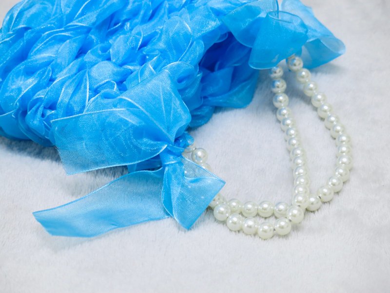 Bright blue ribbon and pearl small waste bag | The only thing it can hold is cuteness - กระเป๋าใส่เหรียญ - ไฟเบอร์อื่นๆ สีน้ำเงิน