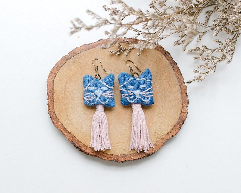 Earrings embroidery | The Cat #002 - ต่างหู - ผ้าฝ้าย/ผ้าลินิน สีน้ำเงิน