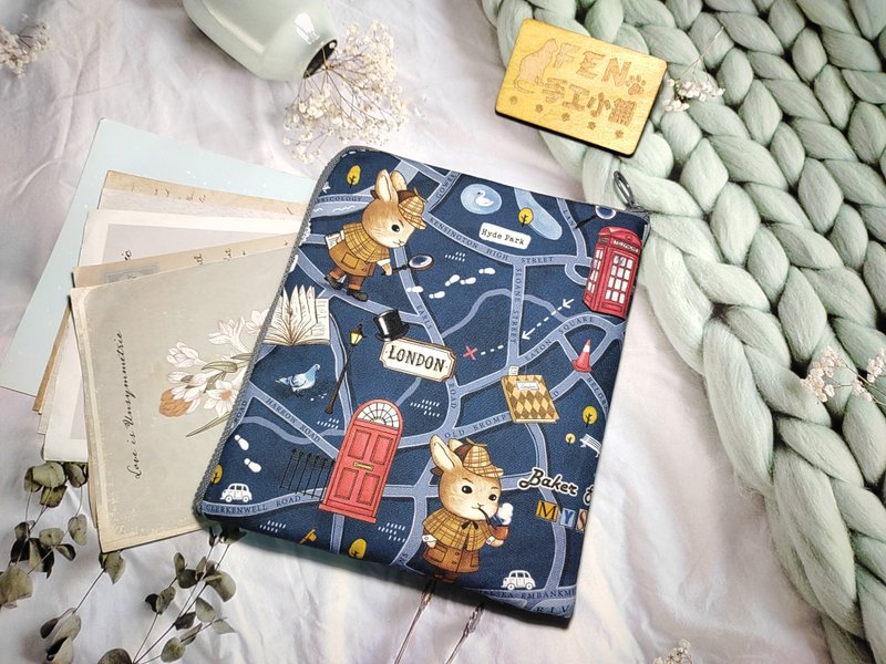 Color inkjet - Sherlock Holmes Detective Rabbit waterproof Oxford L-shaped zipper e-book protective case with blue and gray background - กระเป๋าเครื่องสำอาง - ผ้าฝ้าย/ผ้าลินิน 