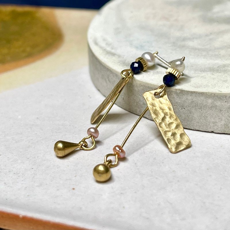 Laolin miscellaneous goods | Water ripple design lapis lazuli pearl earrings (pin / clip) - ต่างหู - ทองแดงทองเหลือง สีทอง