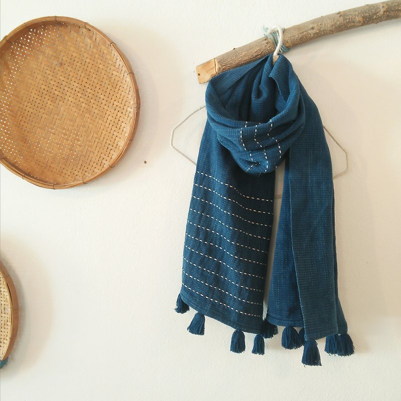 Embroidered shawl / indigo / plant dyeing hand weaving - ผ้าพันคอถัก - ผ้าฝ้าย/ผ้าลินิน สีน้ำเงิน