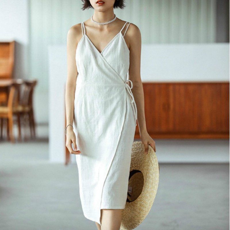Desert Flower White French V-neck strap harness dress texture linen cotton knee-length dress - ชุดเดรส - ผ้าฝ้าย/ผ้าลินิน ขาว